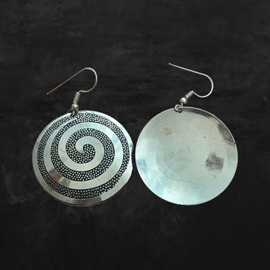Runde Metall-Ohrringe mit Spiralmuster