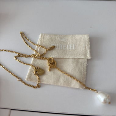 Collier de perles avec chaîne dorée