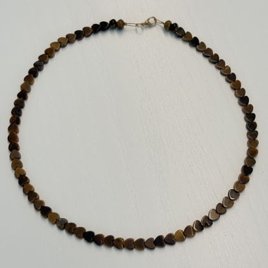Choker mit kleinen braunen Herzperlen