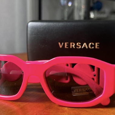 Lunettes de soleil Versace roses, étui inclus