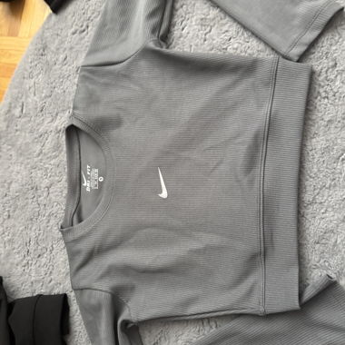 Top Nike grigio