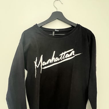 Schwarzer Manhattan-Pullover