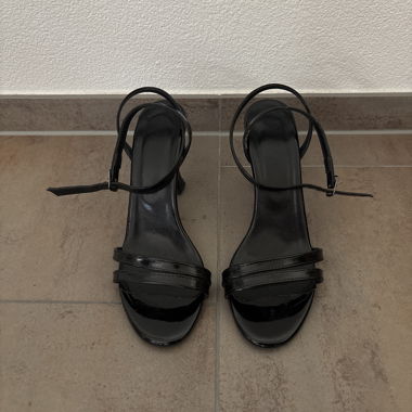 Tacchi neri con cinturini