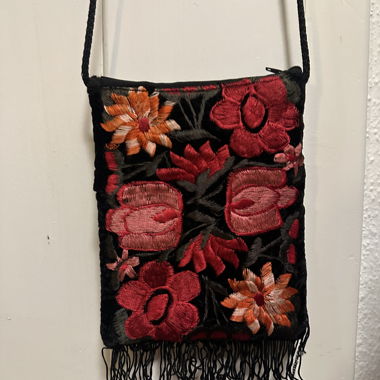 Piccola borsa con raso, velluto e ricamo