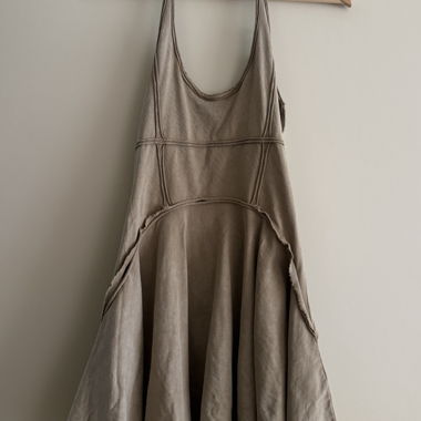 Abito beige con spalle scoperte