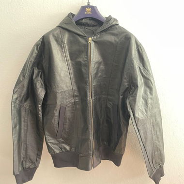 Veste en cuir noire avec capuche