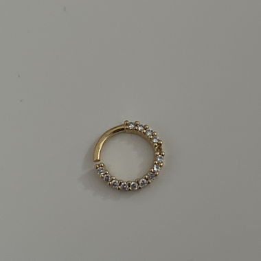 Anello in stile creola dorato con piccole pietre bianche