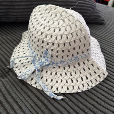Set di cappelli estivi bianchi con nastro