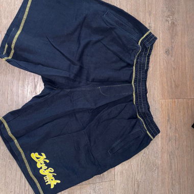 Blaue Shorts