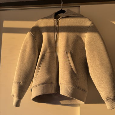 Felpa oversize grigia imbottita con cappuccio