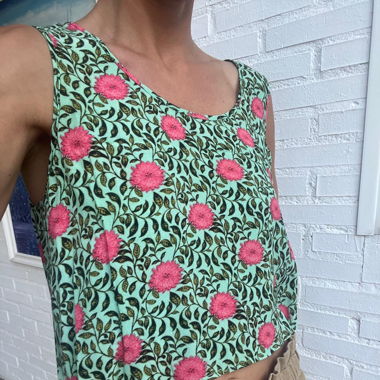 Turquoise tanktop with pink flowers. Forever 21