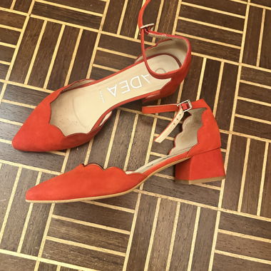 Rote Wildleder-Pumps mit Blockabsatz