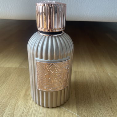 Flacone di profumo dorato