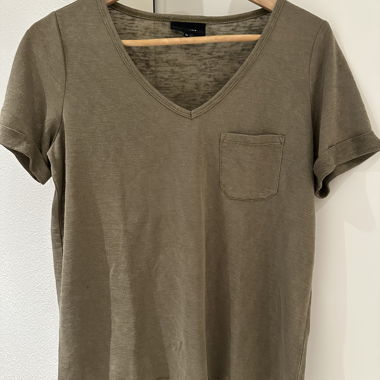 T-shirt olive à encolure en V