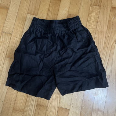 Schwarze COS-Shorts