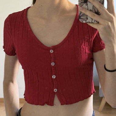 Rotes geripptes Crop-Top mit Knöpfen