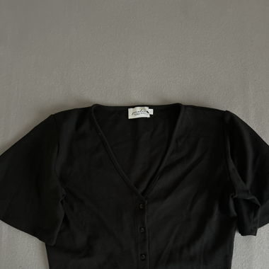 T-Shirt mit Knöpfen von NA-KD