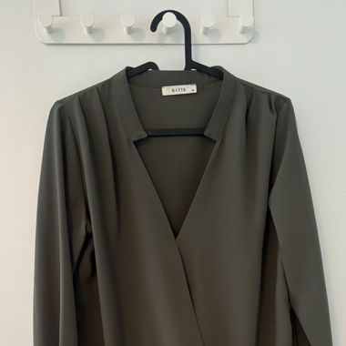 Olivegrüne Bluse
