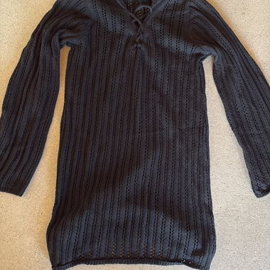 Maglia nera in maglia con cappuccio