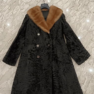 Cappotto nero in astrakan e visone 