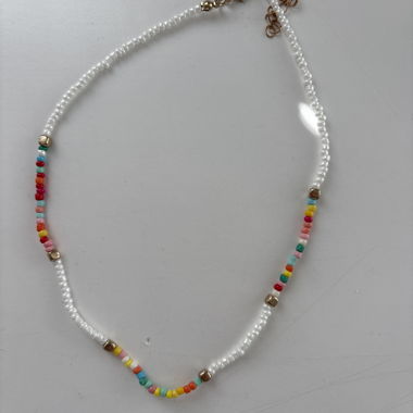 Pearl necklace with coloured details