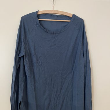 Blauer Feinstrickpullover mit Rundhalsausschnitt