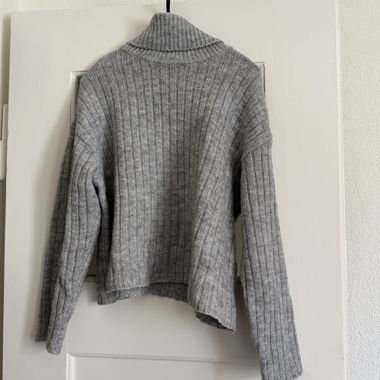 Pull en tricot gris