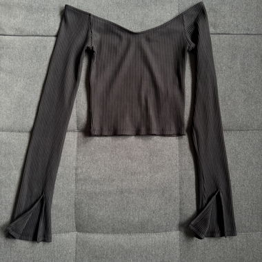 Set of 2 off-shoulder sweaters 