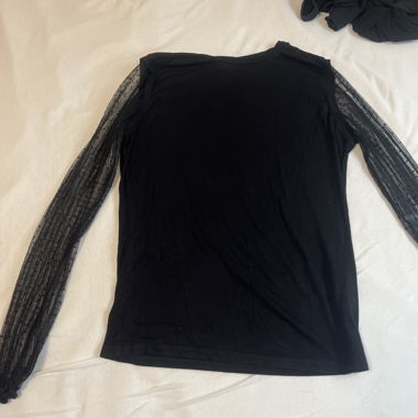 Top noir manches dentelle