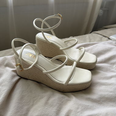 Sandali con zeppa ZARA