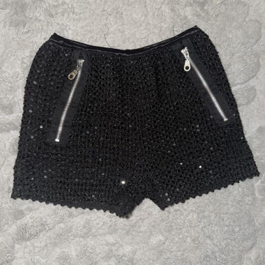 Schwarzer Mini-Short mit Pailletten