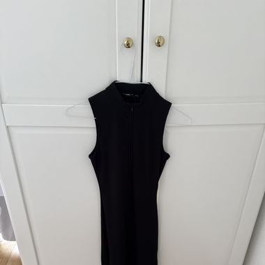 Schwarzes enges Kleid 