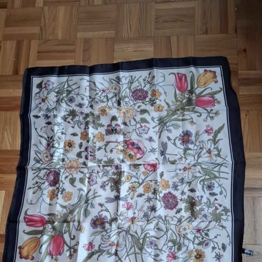Foulard con fiori e libellule, nuovo
