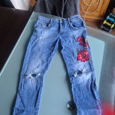 Jeans mit Blumenbestickung