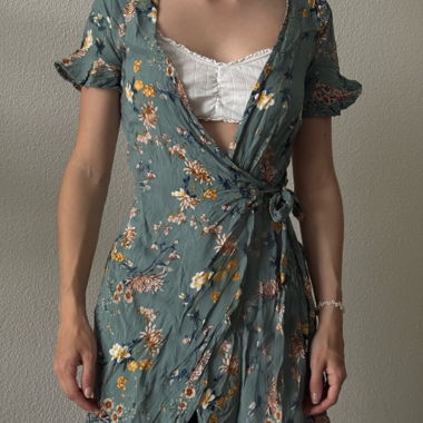 Blumiges Wickelkleid