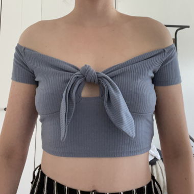 T-shirt blu con spalle scoperte