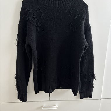 Schwarzer Pullover im Used-Look