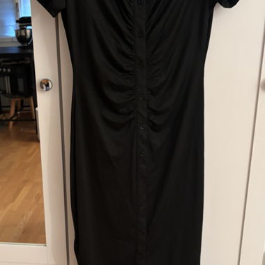 Abito midi nero con bottoni