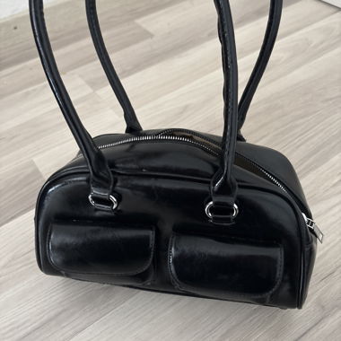 Sac à main noir avec poches