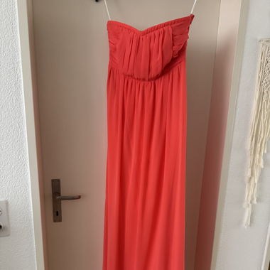 Lachsfarbenes Kleid