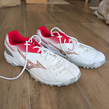 Weisse/rote Fussballschuhe