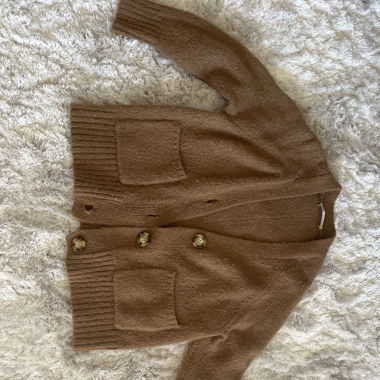 braune Strickjacke