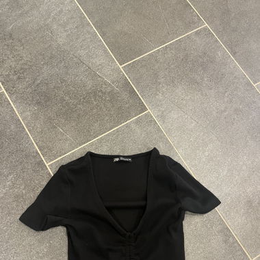 schwarzes Top