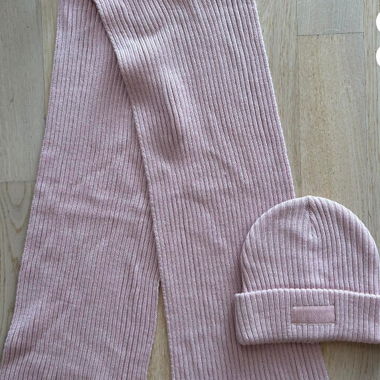 NEW pink set (scarf + hat) from Victorias Secret