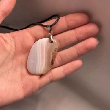 adjustable necklace with stone pendant