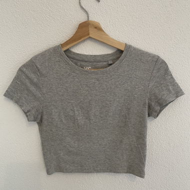 T-shirt crop grigio a maniche corte