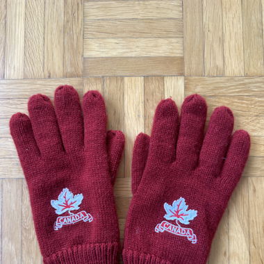 Red Canada Gloves