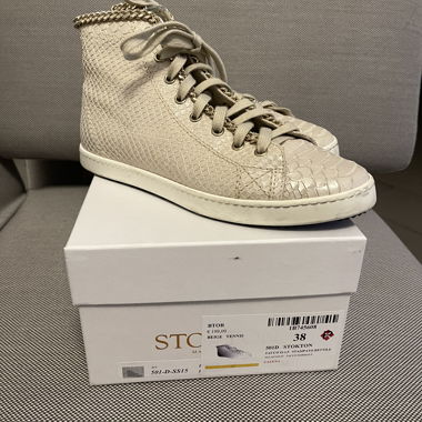 Sneaker high-top beige con dettaglio catena