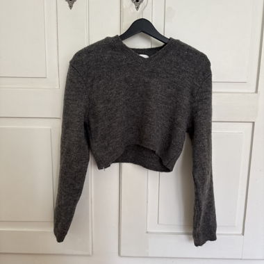 Maglione cropped in maglia grigia Mango