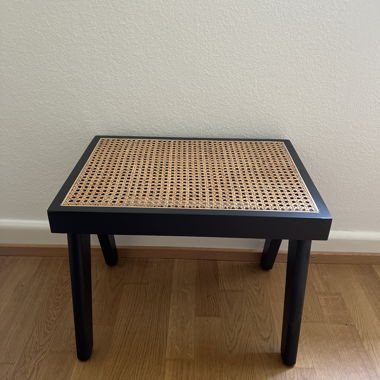 Table d’appoint ou banc avec plateau en rotin